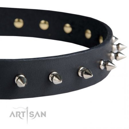 Lederhalsband von FDT Artisan mit Spikes