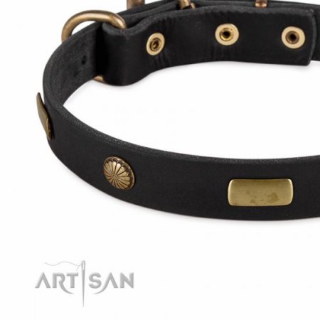 Lederhalsband FDT Artisan mit Platten und Blumen