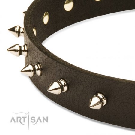 Lederhalsband von FDT Artisan mit Spikes